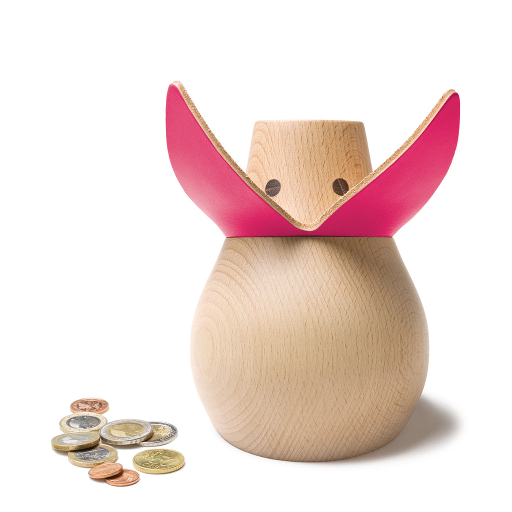 Detailansicht der Spardose PINK LADY aus massiver Buche mit pink gegerbten Lederohren und Akazienholz Augen, handgefertigt von Siebensachen Made in Germany.
