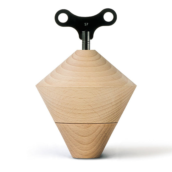 Spieluhr CIRQUE von Siebensachen in Kreiselform aus massiver Buche mit schwarzem Aufziehschlüssel. Handgefertigt im Schwarzwald, spielt das Schlaflied „Guten Abend, gut’ Nacht“. Design mit poetischer Leichtigkeit und Naturöl-Finish.