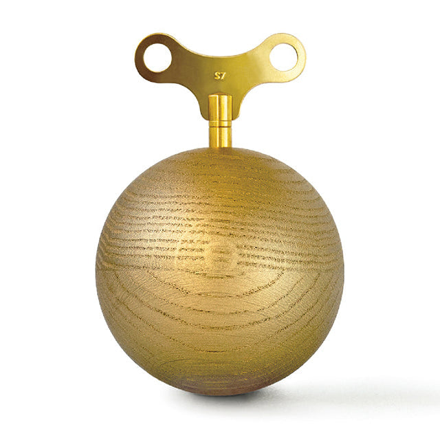 Spieluhr GOLDEN OAK von Siebensachen aus massiver Eiche mit goldener Wachsoberfläche und Messingschlüssel. Handgefertigt im Schwarzwald, spielt „Das klinget so herrlich“ aus Mozarts Zauberflöte.