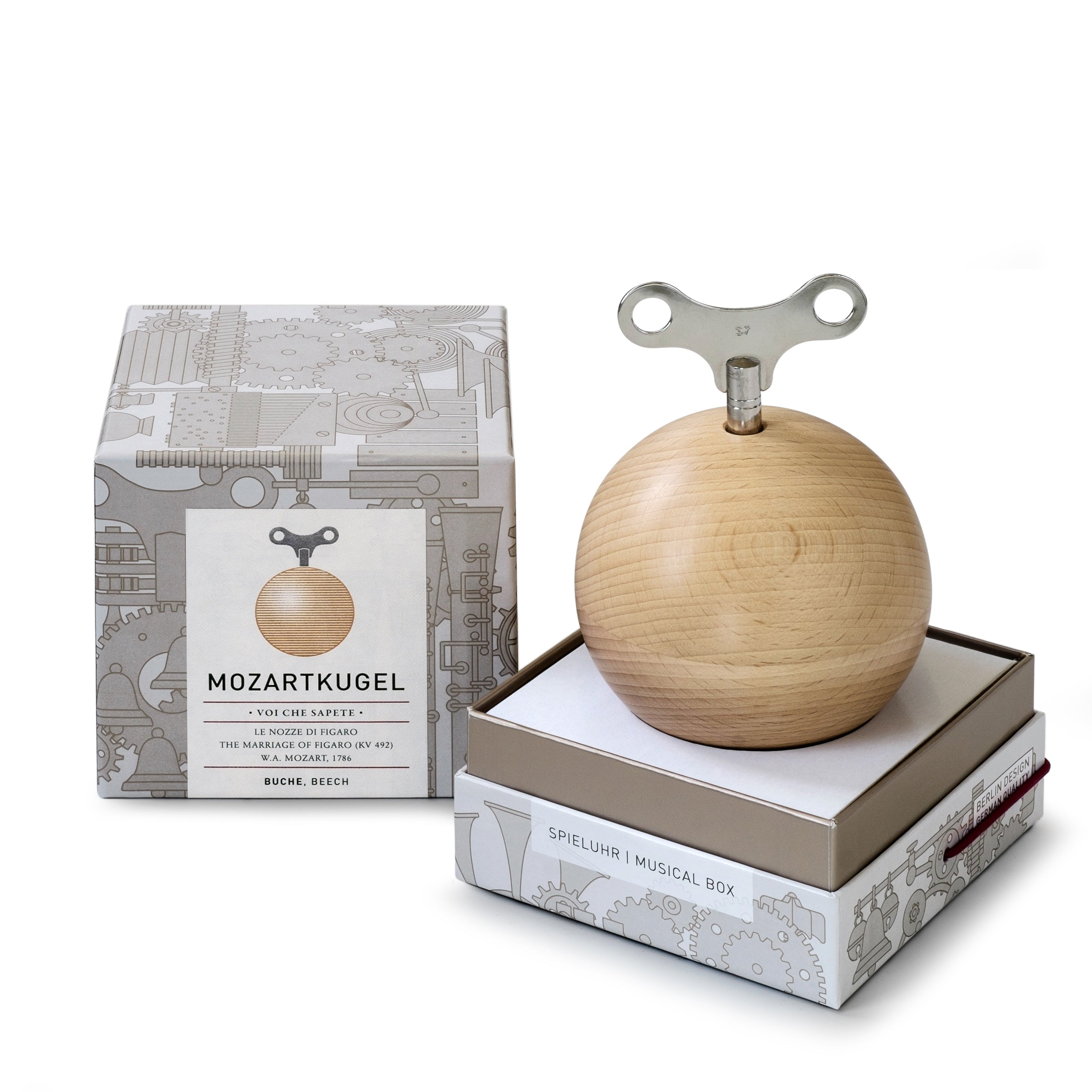 Spieluhr MOZARTKUGEL von Siebensachen aus massivem Buchenholz in Geschenkbox. Handgefertigte Holzkugel mit silberner Aufziehkurbel, gefertigt im Schwarzwald. Spielt Mozarts „Voi che sapete“.