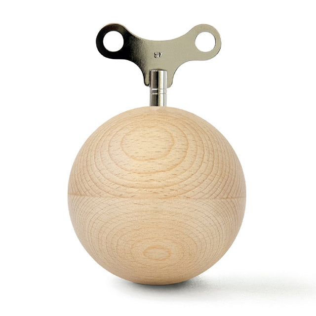 Spieluhr MOZARTKUGEL von Siebensachen aus massivem Buchenholz. Handgedrechselte Holzkugel mit silberner Aufziehkurbel, gefertigt im Schwarzwald. Mechanisches 18-stimmiges Musikwerk spielt „Voi che sapete“ von Mozart.