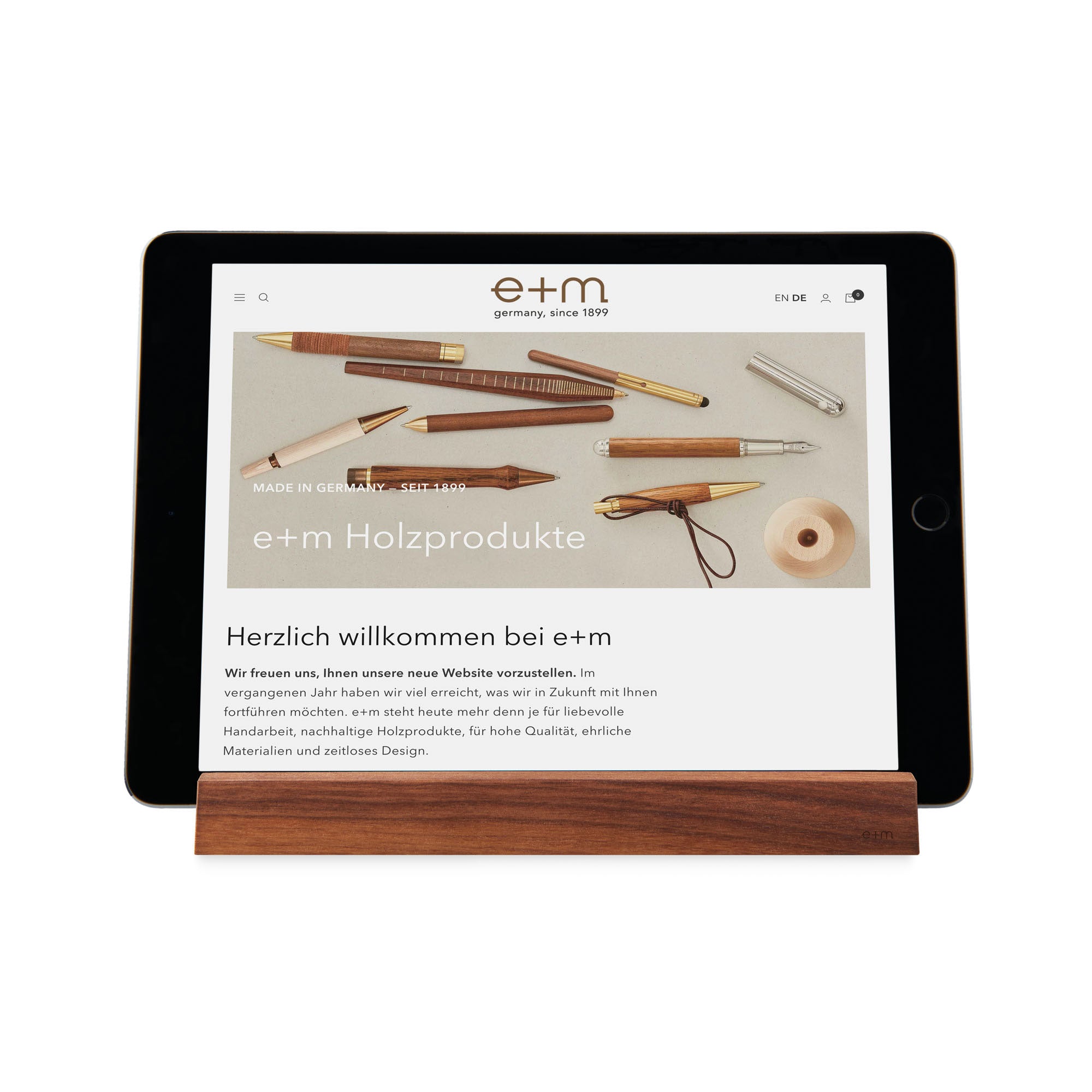 Tablet Halterung Tablet Board von e + m aus Walnussholz mit Tablet in der Halterung stilvolle Holzständer Lösung für Schreibtisch oder Küche handgefertigt in Deutschland