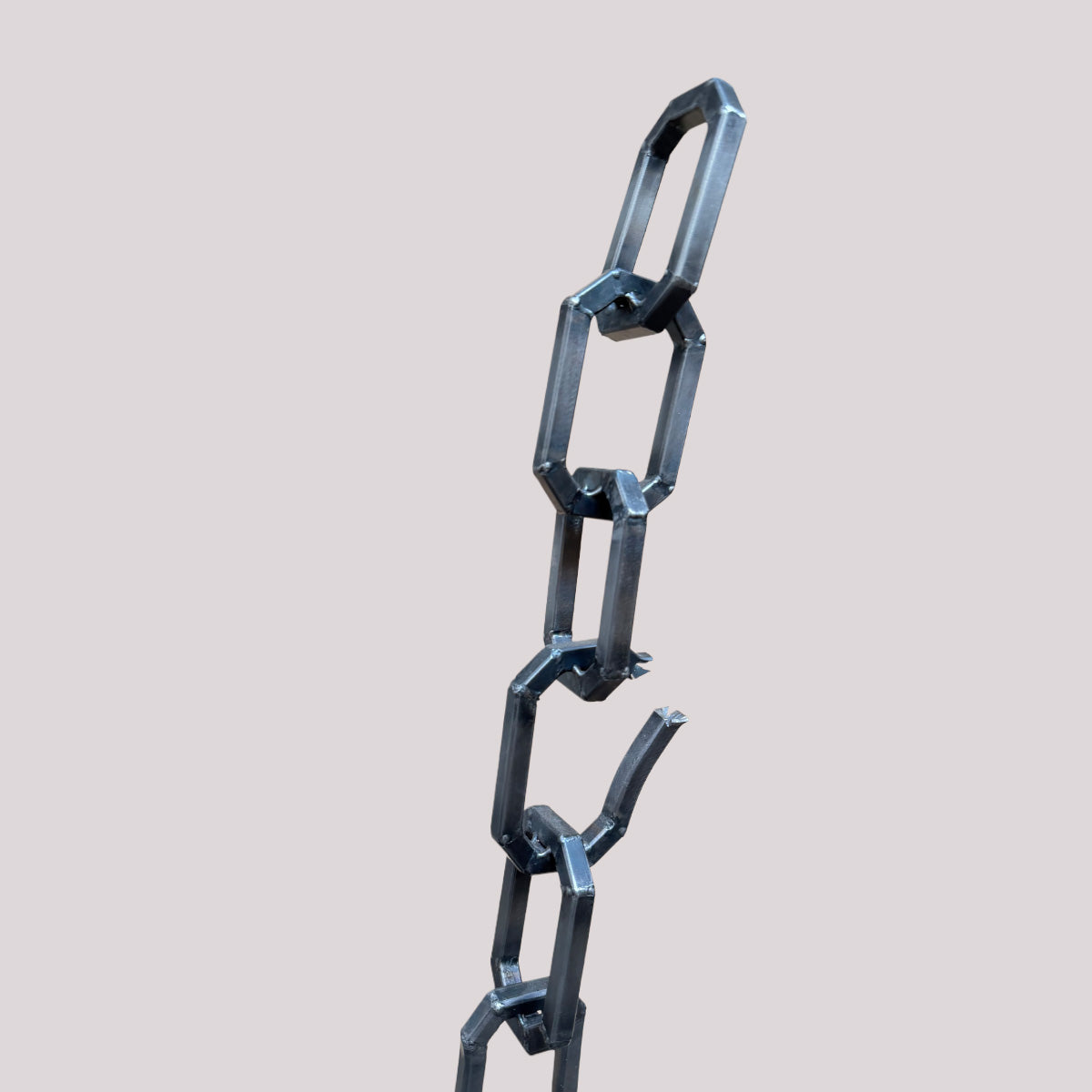Detailansicht der Stahlskulptur ‚Kette‘ von Till Kräusel mit geschweißten, kantigen Kettengliedern und sichtbarer Metallstruktur