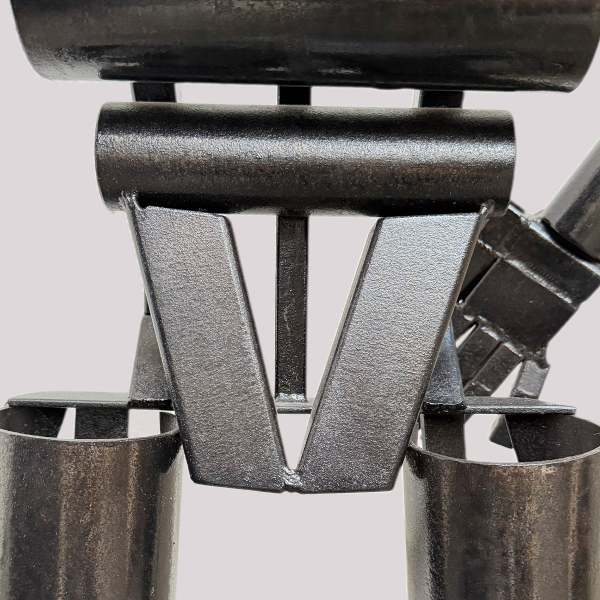 Detailansicht der Stahlskulptur ‚Oszillator‘ von Till Kräusel mit geometrischen, geschweißten Metallelementen und strukturierter schwarzer Stahloberfläche