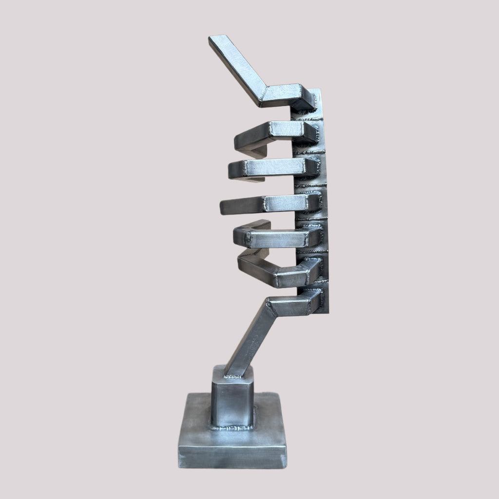 Stahlskulptur ‚Objekt H‘ von Till Kräusel, ca. 48 cm hohe abstrakte Metallskulptur mit gestapelten, geschweißten Stahlformen auf quadratischem Sockel, signiert mit Echtheitszertifikat