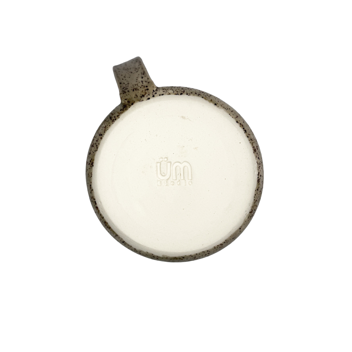 Unterseite der handgefertigten Keramiktasse Caliente von Üm Studio mit eingeprägtem Logo. Die feine Glasur und der naturbelassene Boden zeigen den authentischen, handwerklichen Charakter des Designs