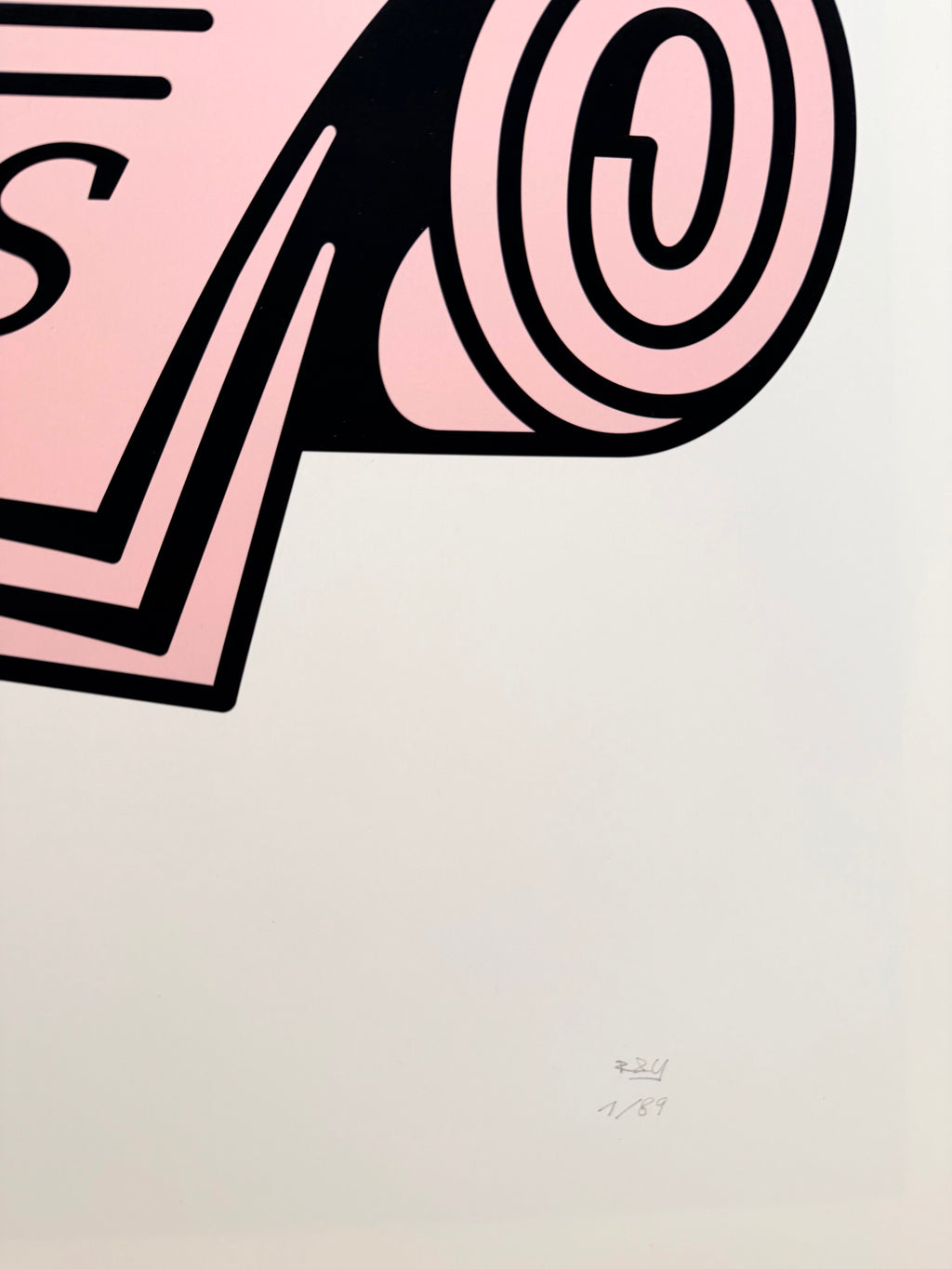 Detail des Fine Art Prints Wiener Standard Frühstück von RadandYellow zeigt den unteren Teil der Illustration mit rosa Zeitung und Künstler-Signatur. Der hochwertige Kunstdruck auf strukturiertem Papier betont die klare Linienführung und präzise Farbkomposition des Artworks.